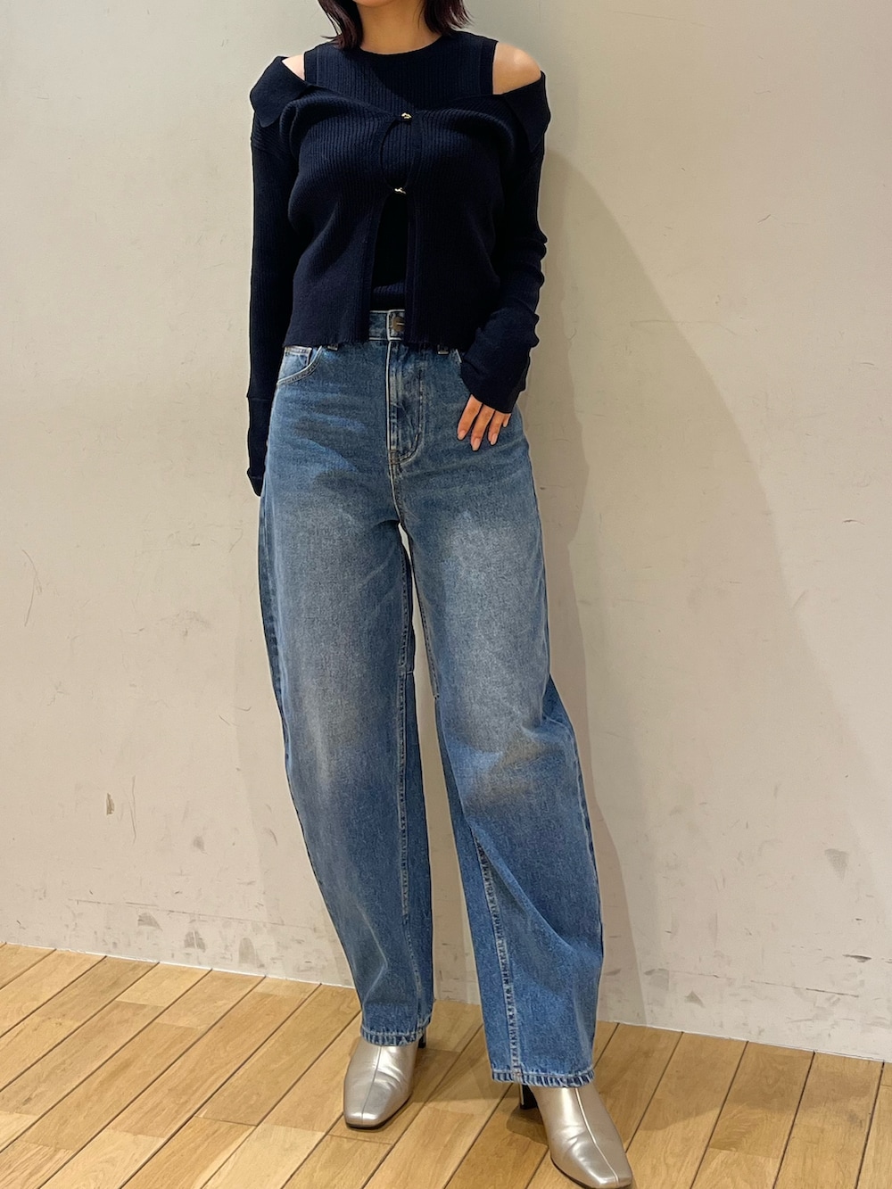 ブルー系のデニムパンツ、ブルー系のアンサンブル、シルバー系のブーツを着用したレディースの冬コーディネートの5枚目の写真