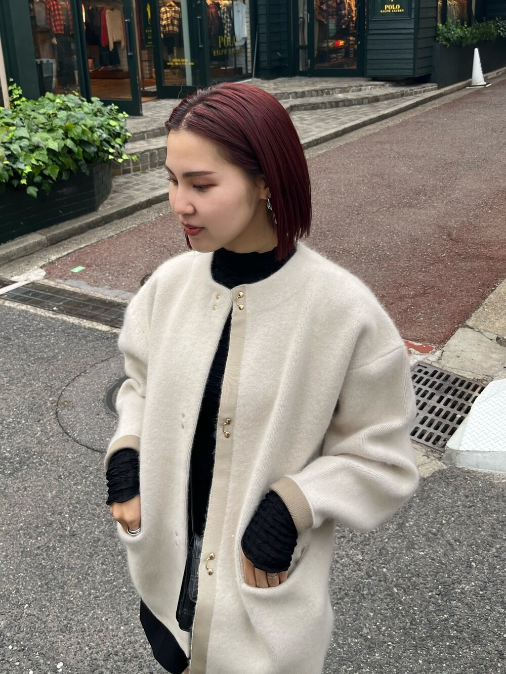 ブラック系のTシャツ/カットソー、ピンク系のカーディガン/ボレロを着用したレディースの秋コーディネートの5枚目の写真