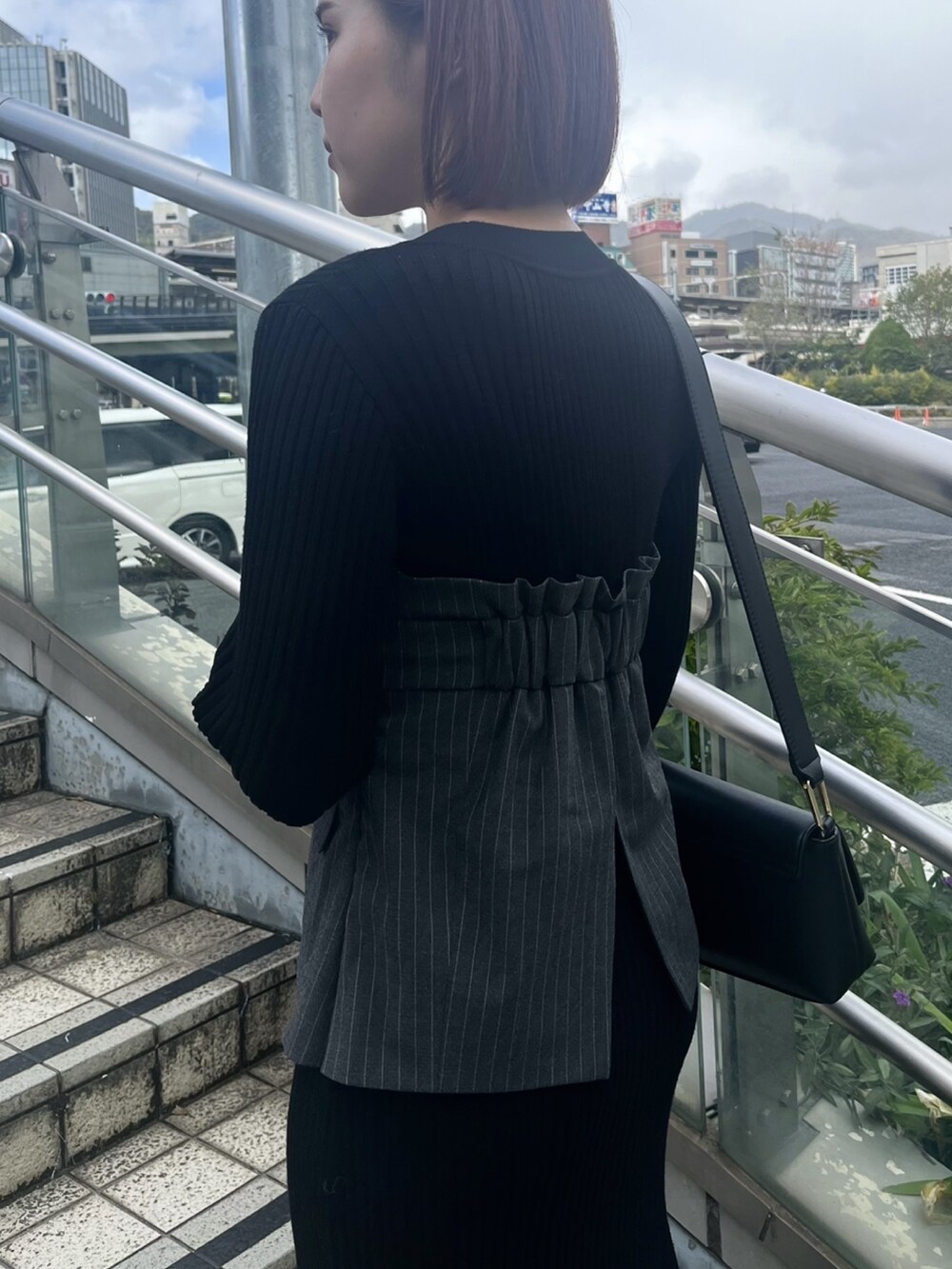 ブラック系のワンピースを着用したレディースの冬コーディネートの5枚目の写真