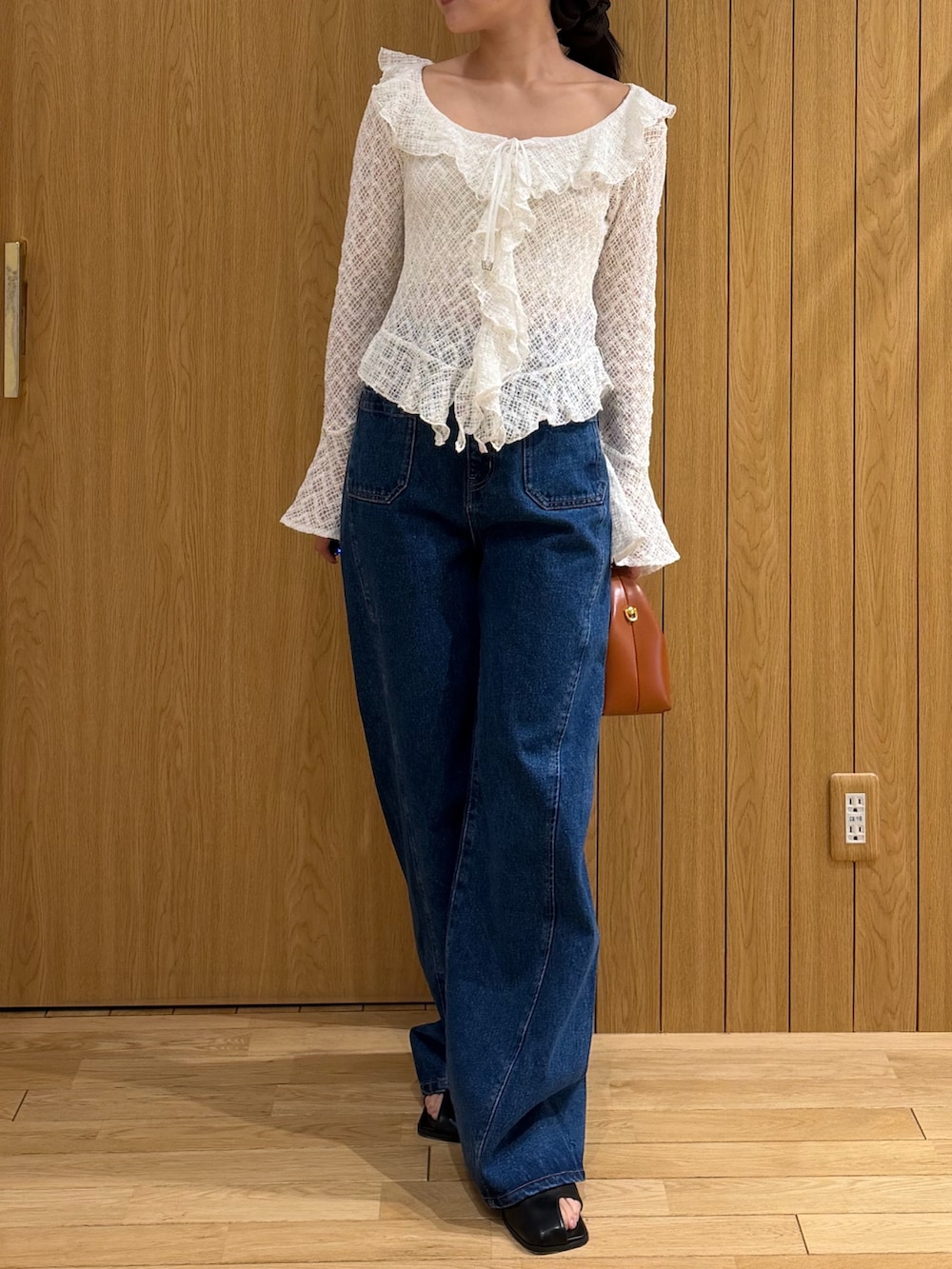 ブラック系のサンダル、ホワイト系のシャツ/ブラウス、ブルー系のデニムパンツを着用したレディースの冬コーディネートの5枚目の写真