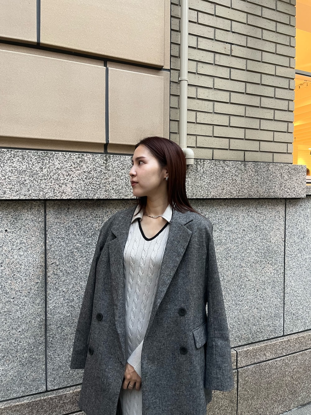 ブラウン系のボストンバッグ、ブラック系のローファー、ベージュ系のワンピースを着用したレディースの秋コーディネートの4枚目の写真