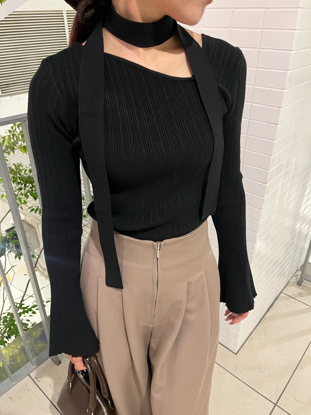 ブラウン系のその他パンツ、ブラウン系のパンプス、ブラウン系のボストンバッグを着用したレディースの秋コーディネートの6枚目の写真