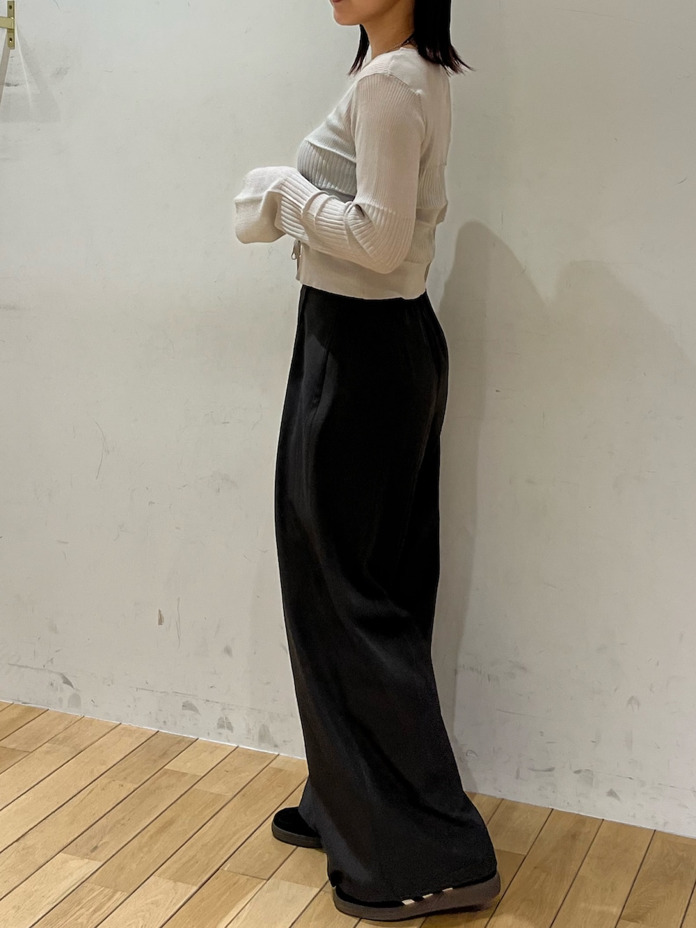 グレー系のその他パンツ、ブラック系のスニーカー、グレー系のカーディガン/ボレロを着用したレディースの春コーディネートの2枚目の写真
