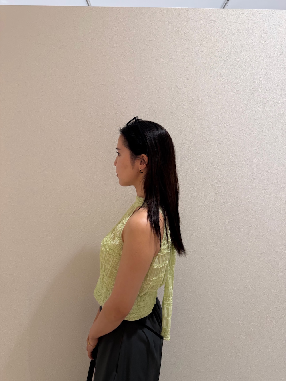 グレー系のその他パンツ、グリーン系のシャツ/ブラウス、ブラック系のハンドバッグを着用したレディースの夏コーディネートの6枚目の写真