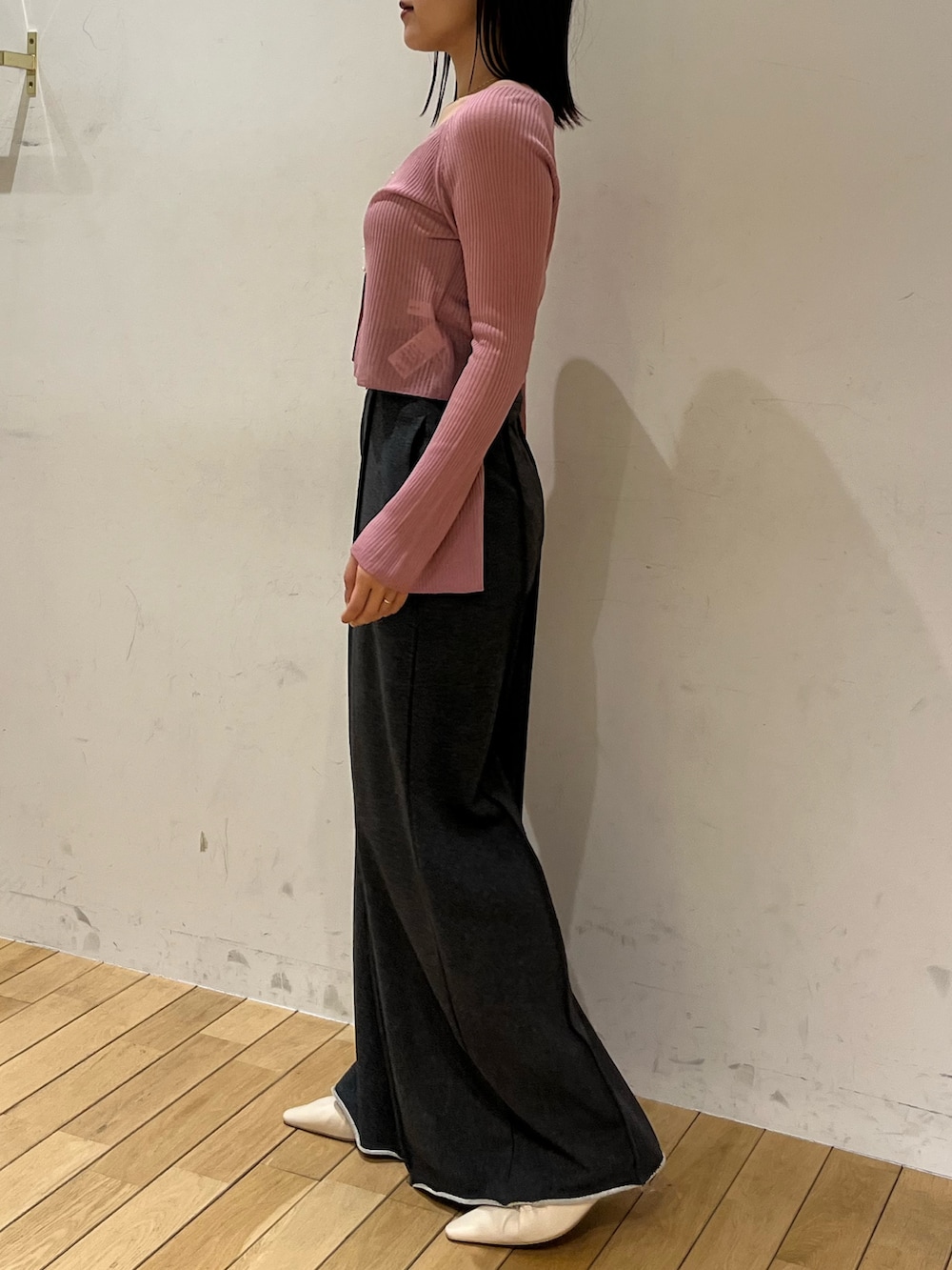 グレー系のスウェットパンツ、ホワイト系のサンダル、ピンク系のカーディガン/ボレロを着用したレディースの春コーディネートの2枚目の写真