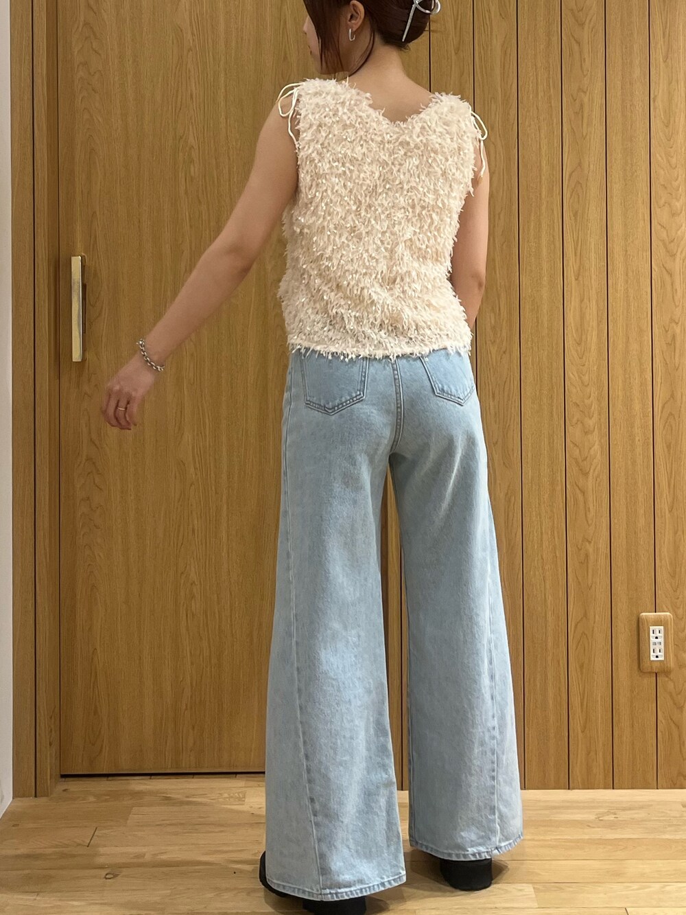 ブルー系のデニムパンツ、ホワイト系のTシャツ/カットソーを着用したレディースの夏コーディネートの3枚目の写真