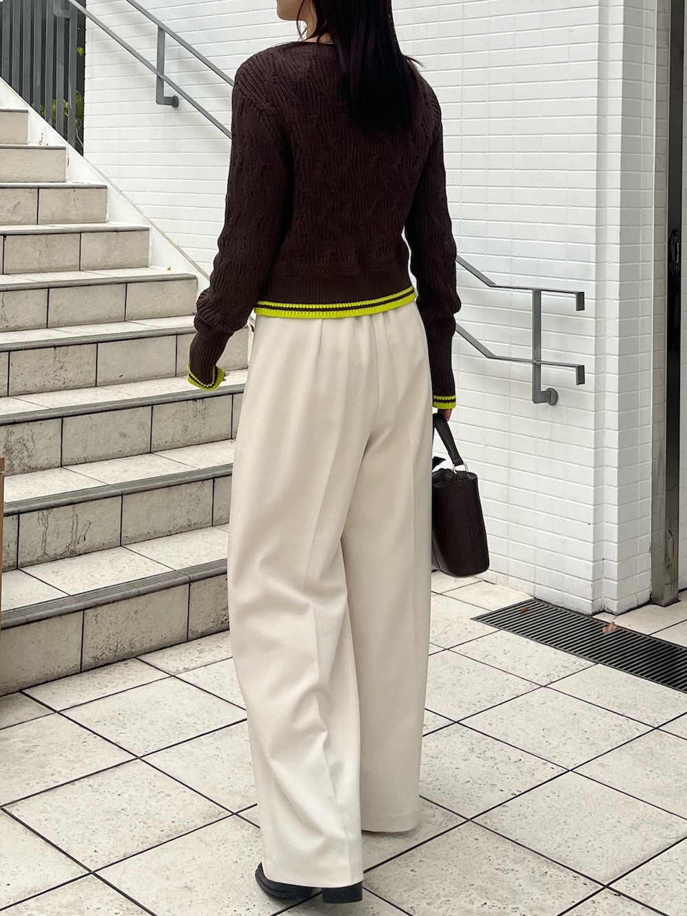 ホワイト系のその他パンツ、ブラウン系のワンピース、ブラウン系のハンドバッグを着用したレディースの冬コーディネートの3枚目の写真