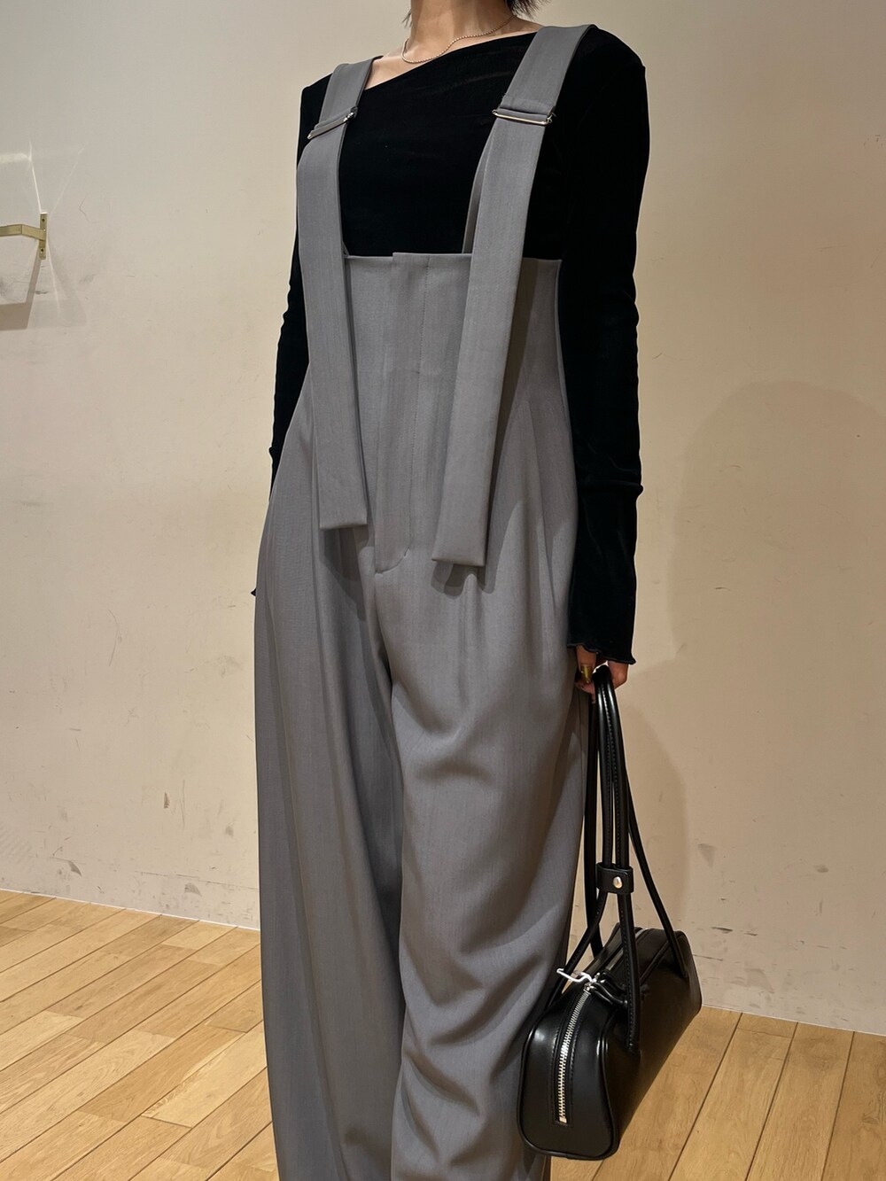 ブラック系のショルダーバッグ、ブラック系のTシャツ/カットソー、グレー系のその他パンツを着用したレディースの秋コーディネートの4枚目の写真