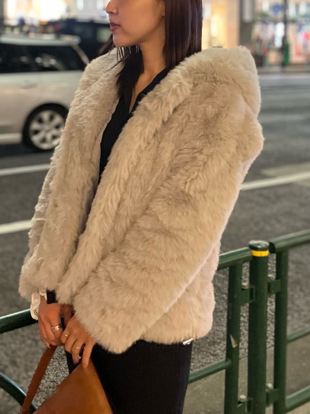 グレー系のその他アウター、ブルー系のワンピース、ブラウン系のハンドバッグを着用したレディースの秋コーディネートの6枚目の写真