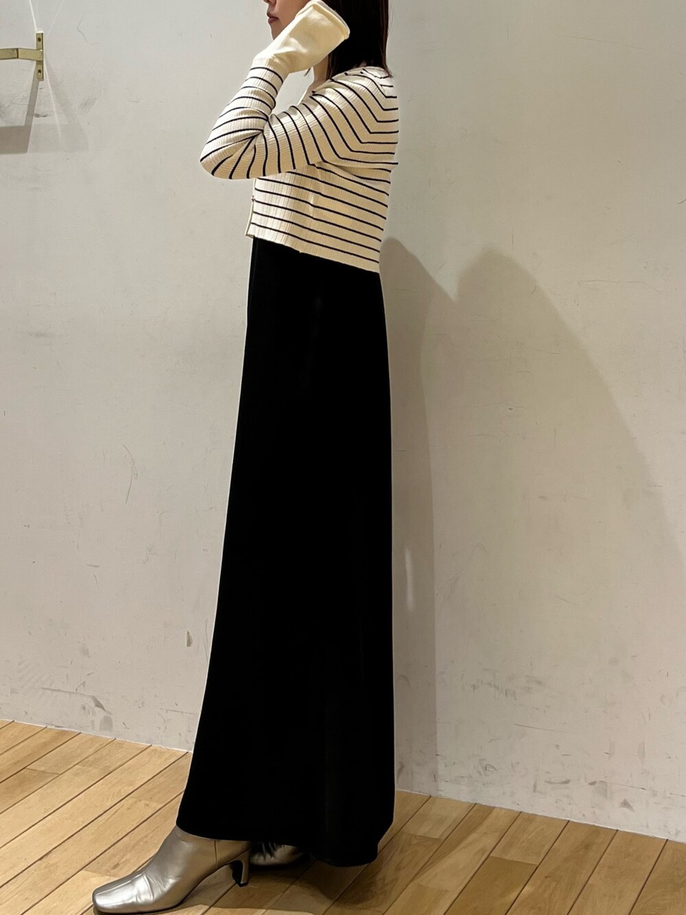 シルバー系のブーツ、その他のワンピースを着用したレディースの冬コーディネートの2枚目の写真