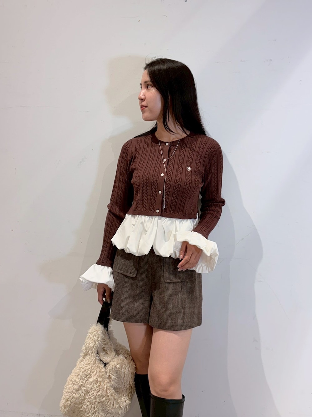 ブラウン系のカーディガン/ボレロ、ブラウン系のその他パンツ、ブラック系のブーツを着用したレディースの夏コーディネートの4枚目の写真