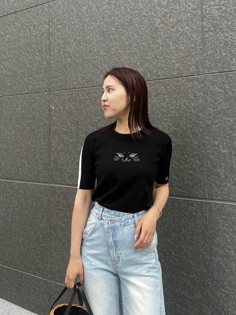 ブラック系のサンダル、ブルー系のデニムパンツ、ブラウン系のテーラードジャケットを着用したレディースの夏コーディネートの6枚目の写真