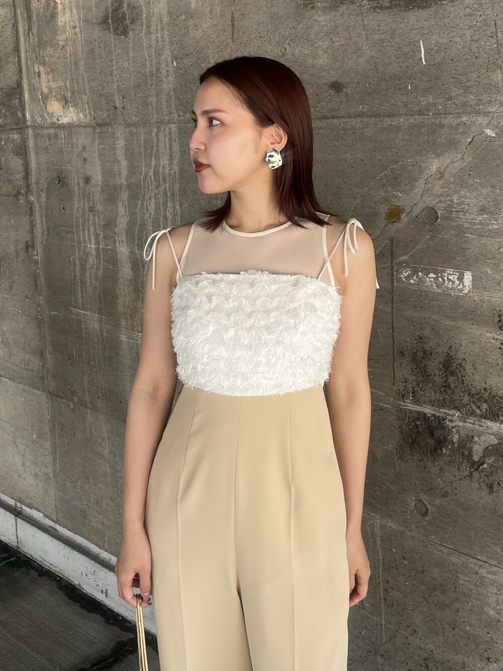 ベージュ系のショルダーバッグ、その他のパンプス、ベージュ系のパンツドレスを着用したレディースの春コーディネートの6枚目の写真