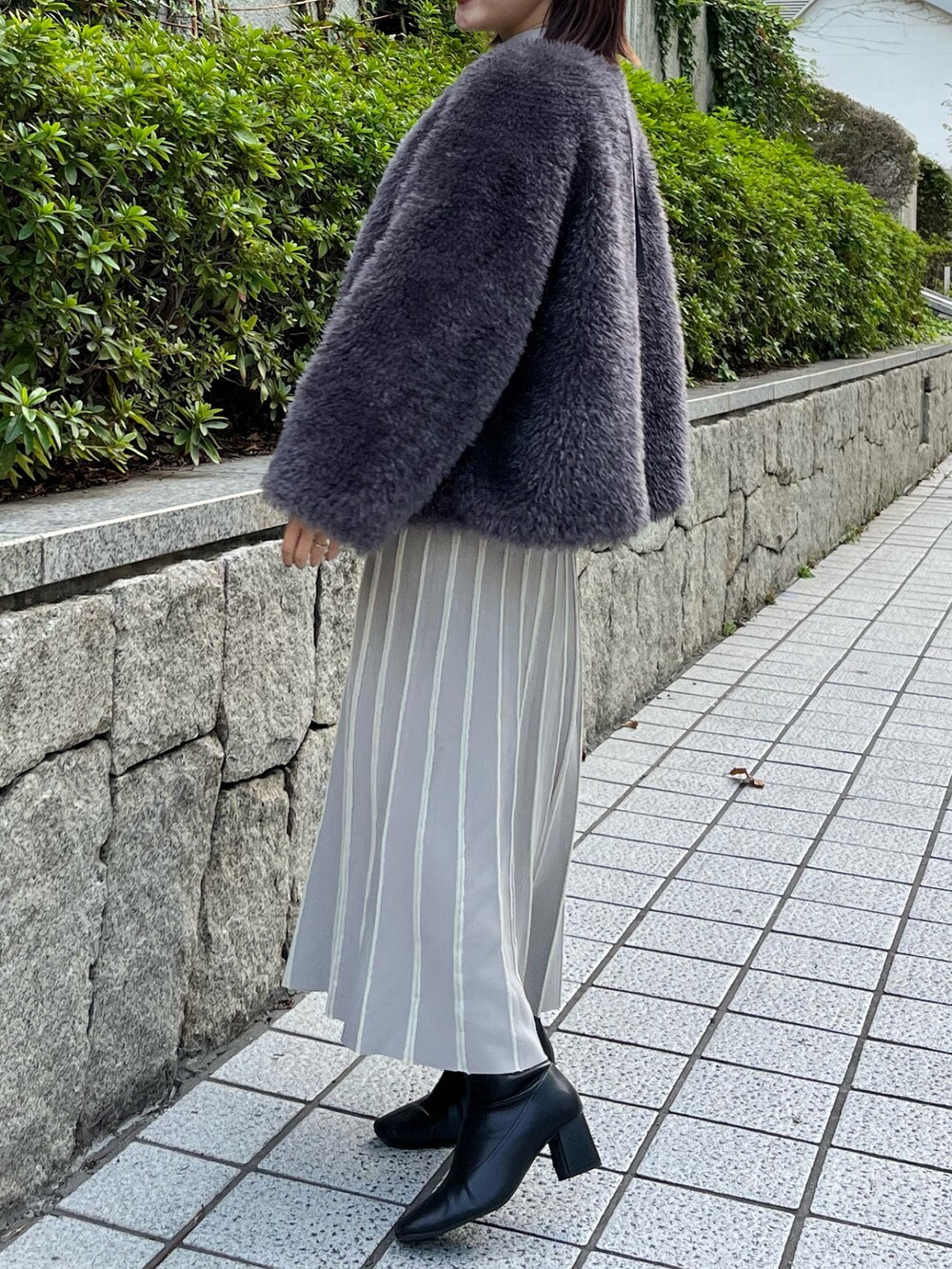 グレー系のブルゾン、グレー系のワンピースを着用したレディースの秋コーディネートの5枚目の写真