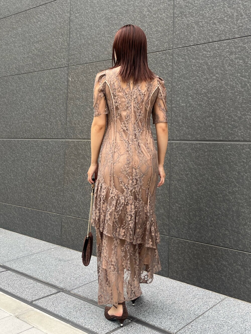ベージュ系のドレス、その他のクラッチバッグ、その他のパンプスを着用したレディースの秋コーディネートの3枚目の写真