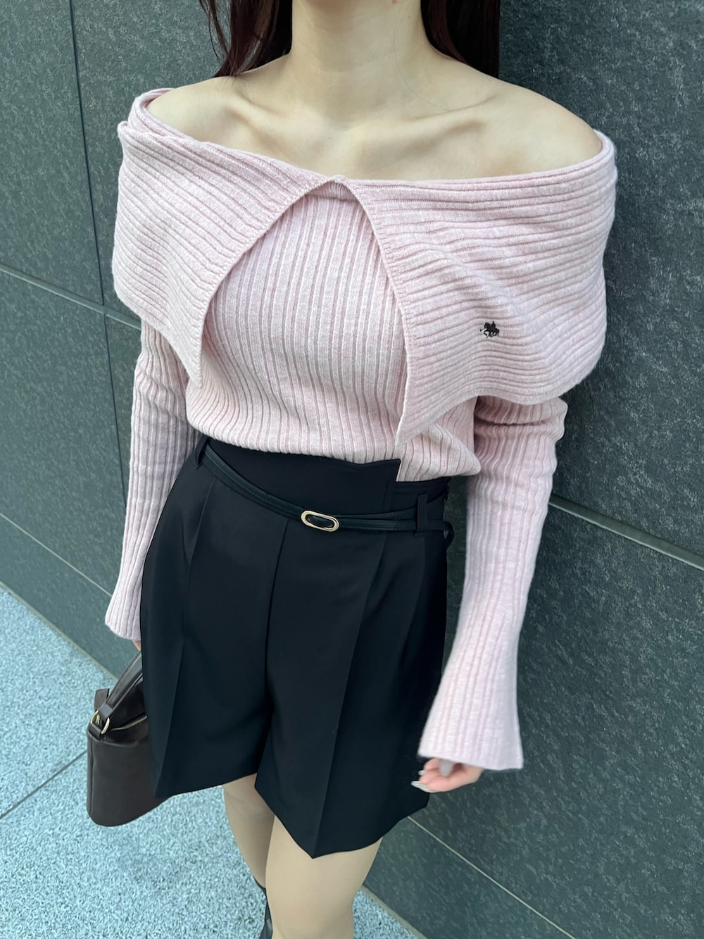 ブラック系のその他パンツ、ピンク系のニット/セーター、ブラック系のステンカラーコートを着用したレディースの冬コーディネートの7枚目の写真