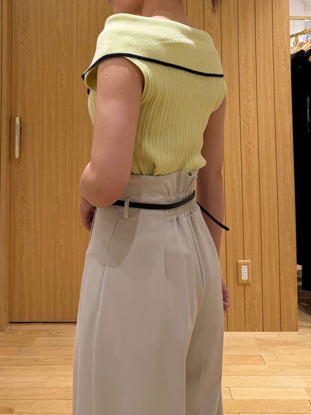 ホワイト系のその他パンツ、ベージュ系のサンダル、ブラック系のハンドバッグを着用したレディースの夏コーディネートの5枚目の写真