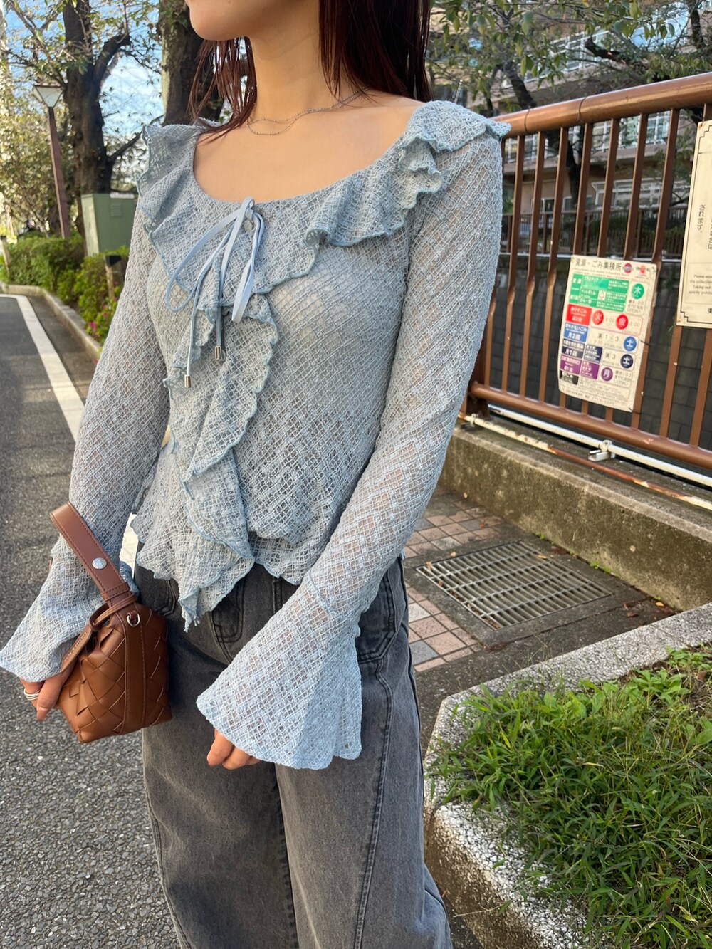 ベージュ系のスニーカー、ブルー系のシャツ/ブラウス、ブラック系のデニムパンツを着用したレディースの冬コーディネートの5枚目の写真