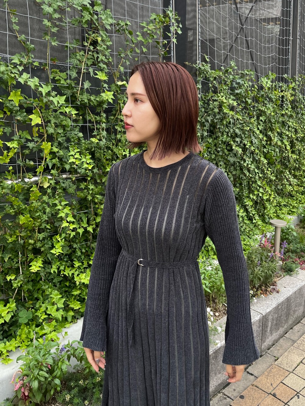 グレー系のワンピースを着用したレディースの秋コーディネートの4枚目の写真