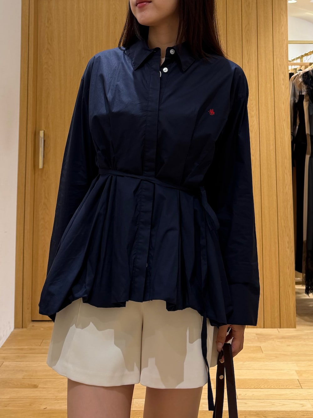 ホワイト系のその他パンツ、ブラック系のブーツ、ブルー系のシャツ/ブラウスを着用したレディースの秋コーディネートの4枚目の写真