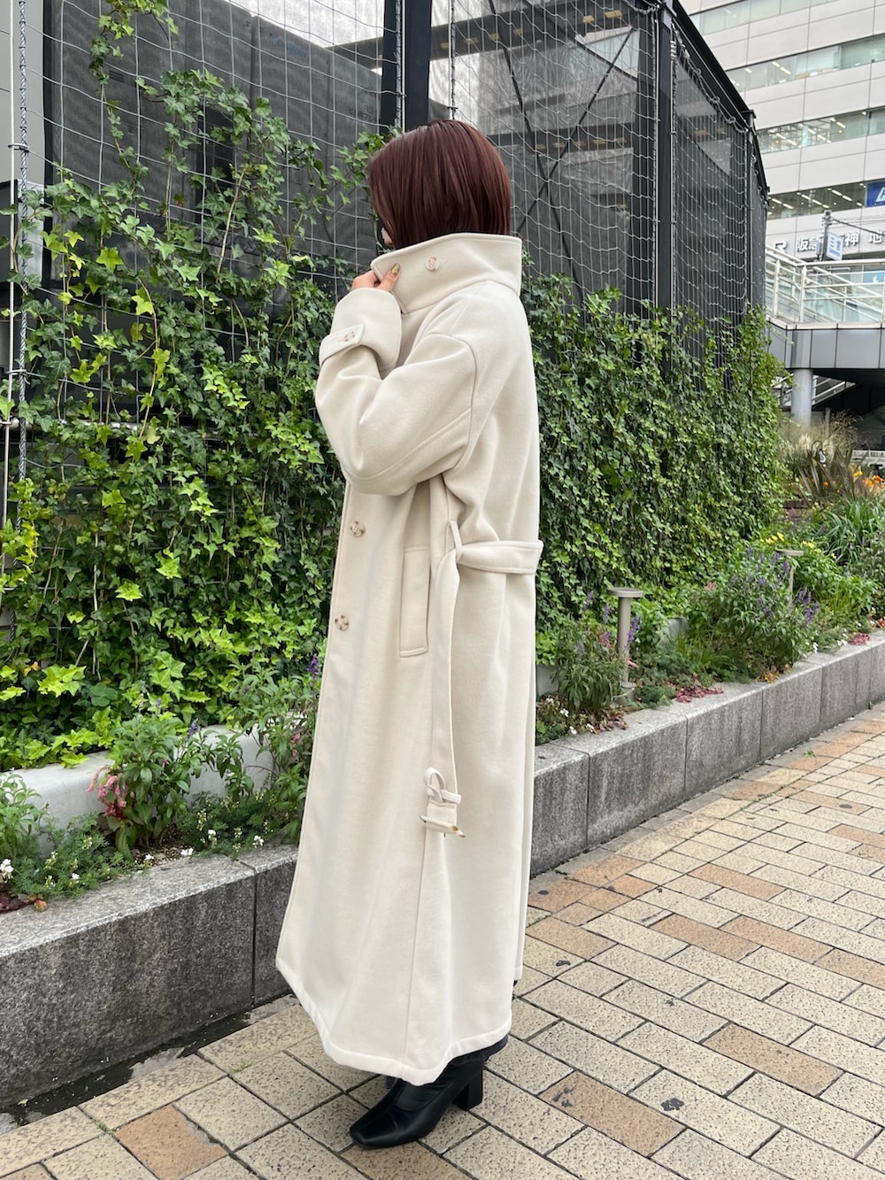 グレー系のワンピース、グレー系のステンカラーコートを着用したレディースの秋コーディネートの4枚目の写真