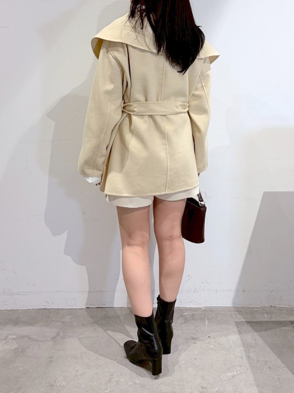 ホワイト系のその他パンツ、その他のカーディガン/ボレロ、イエロー系のその他アウターを着用したレディースの秋コーディネートの3枚目の写真