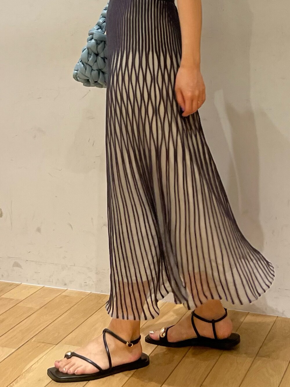 ブラック系のサンダル、グレー系のワンピース、ブルー系のハンドバッグを着用したレディースの夏コーディネートの4枚目の写真