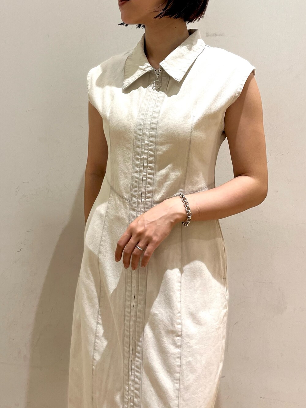 ホワイト系のワンピース、その他のサンダルを着用したレディースの夏コーディネートの4枚目の写真