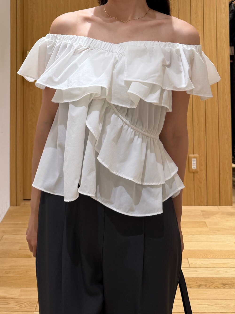 グレー系のその他パンツ、ホワイト系のシャツ/ブラウス、ブラック系のハンドバッグを着用したレディースの夏コーディネートの4枚目の写真