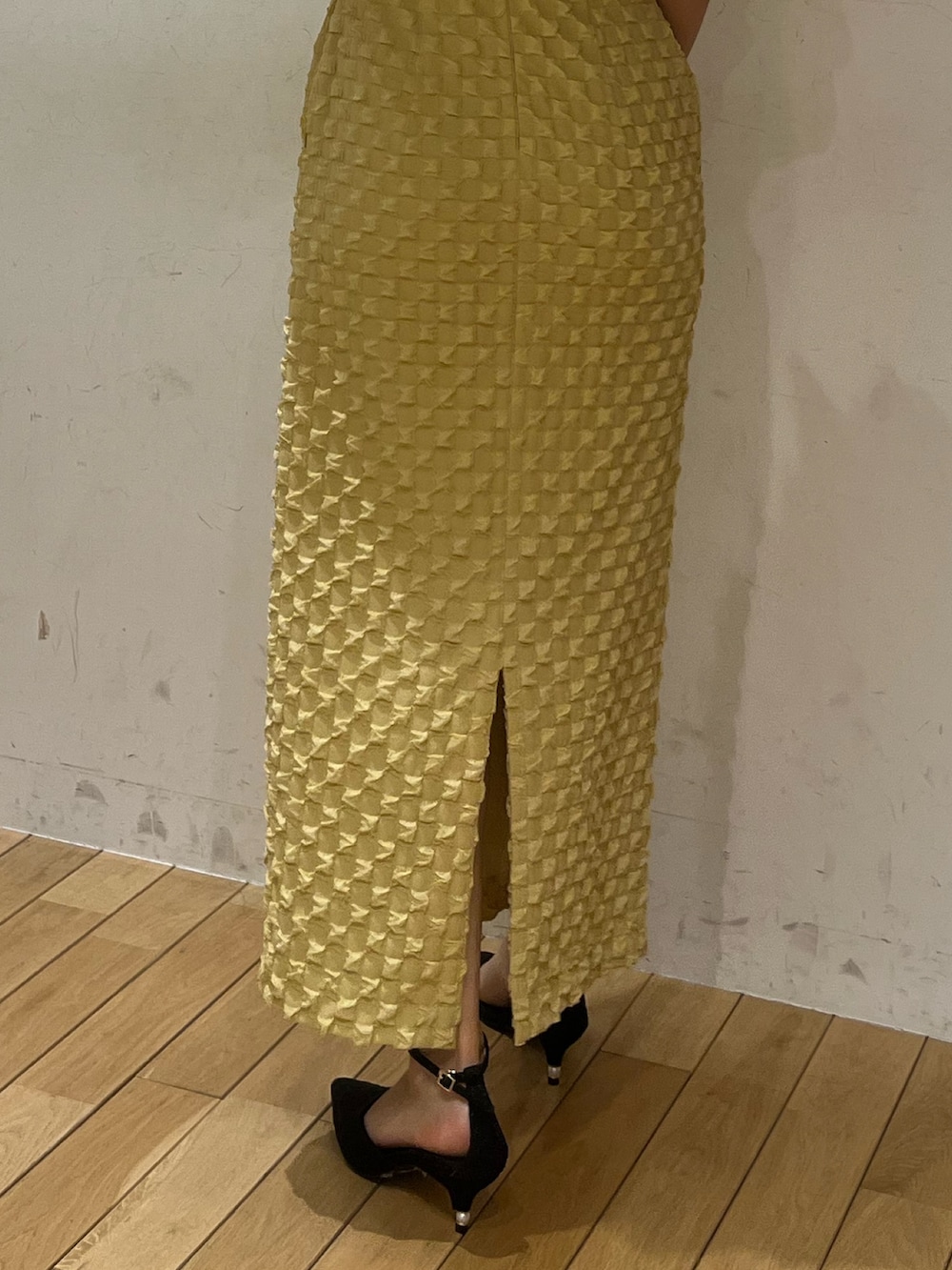 イエロー系のドレス、ブラック系のパンプスを着用したレディースの春コーディネートの6枚目の写真