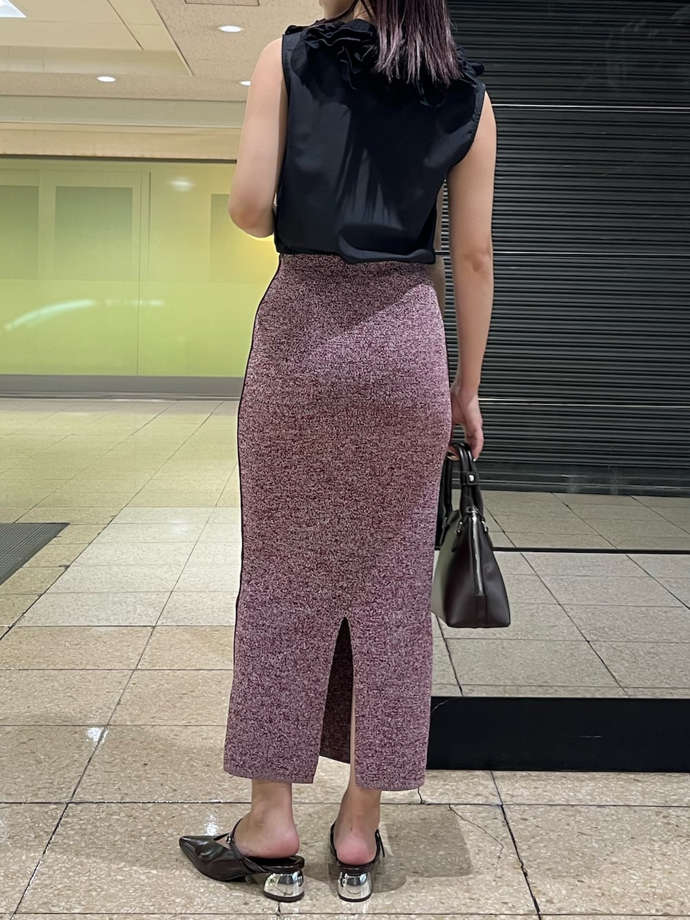 レッド系のワンピース、ブラウン系のボストンバッグ、ブラウン系のパンプスを着用したレディースの夏コーディネートの3枚目の写真