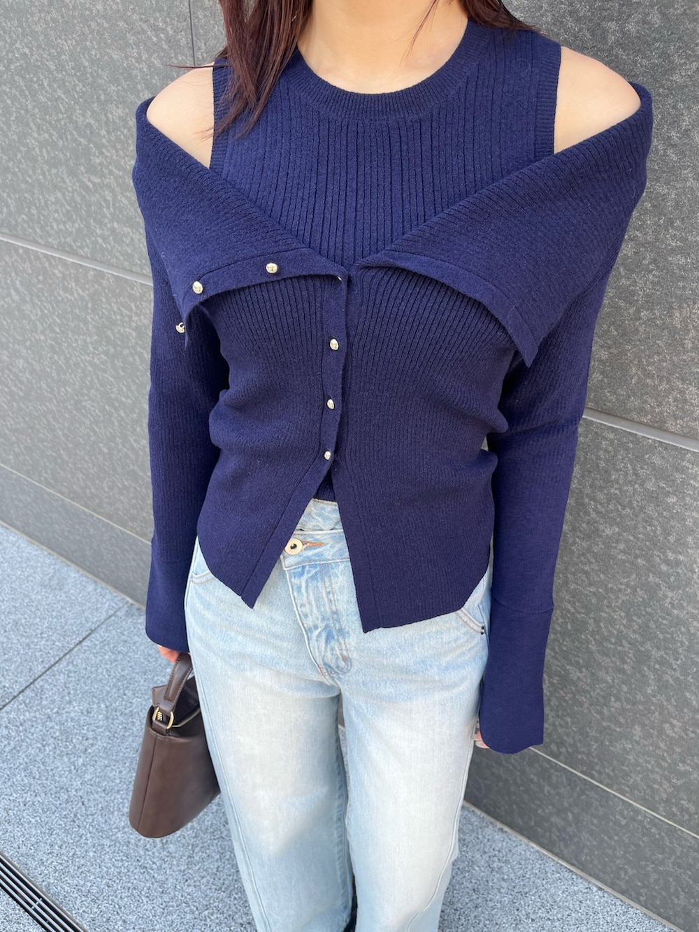 ブルー系のアンサンブル、ブルー系のデニムパンツ、ホワイト系のブルゾンを着用したレディースの冬コーディネートの7枚目の写真