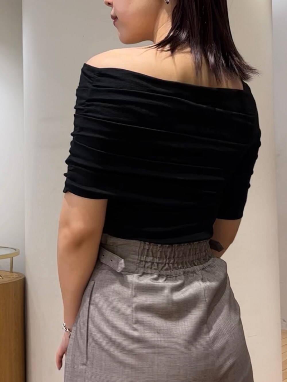 ブラウン系のハンドバッグ、ブラック系のスニーカー、ブラック系のTシャツ/カットソーを着用したレディースの夏コーディネートの7枚目の写真