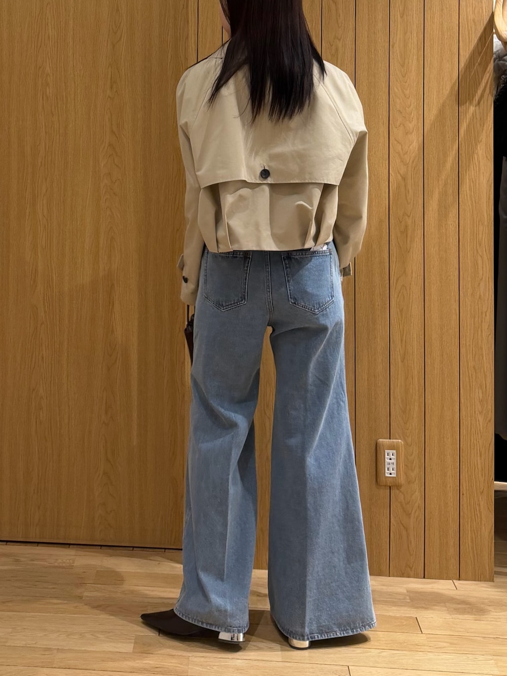 ブルー系のデニムパンツ、ホワイト系のシャツ/ブラウス、ベージュ系のブルゾンを着用したレディースの春コーディネートの3枚目の写真