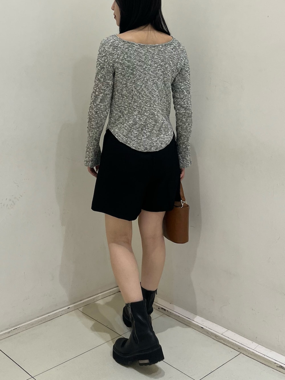 ブラック系のその他パンツ、グレー系のニット/セーター、ブラウン系のハンドバッグを着用したレディースの冬コーディネートの3枚目の写真