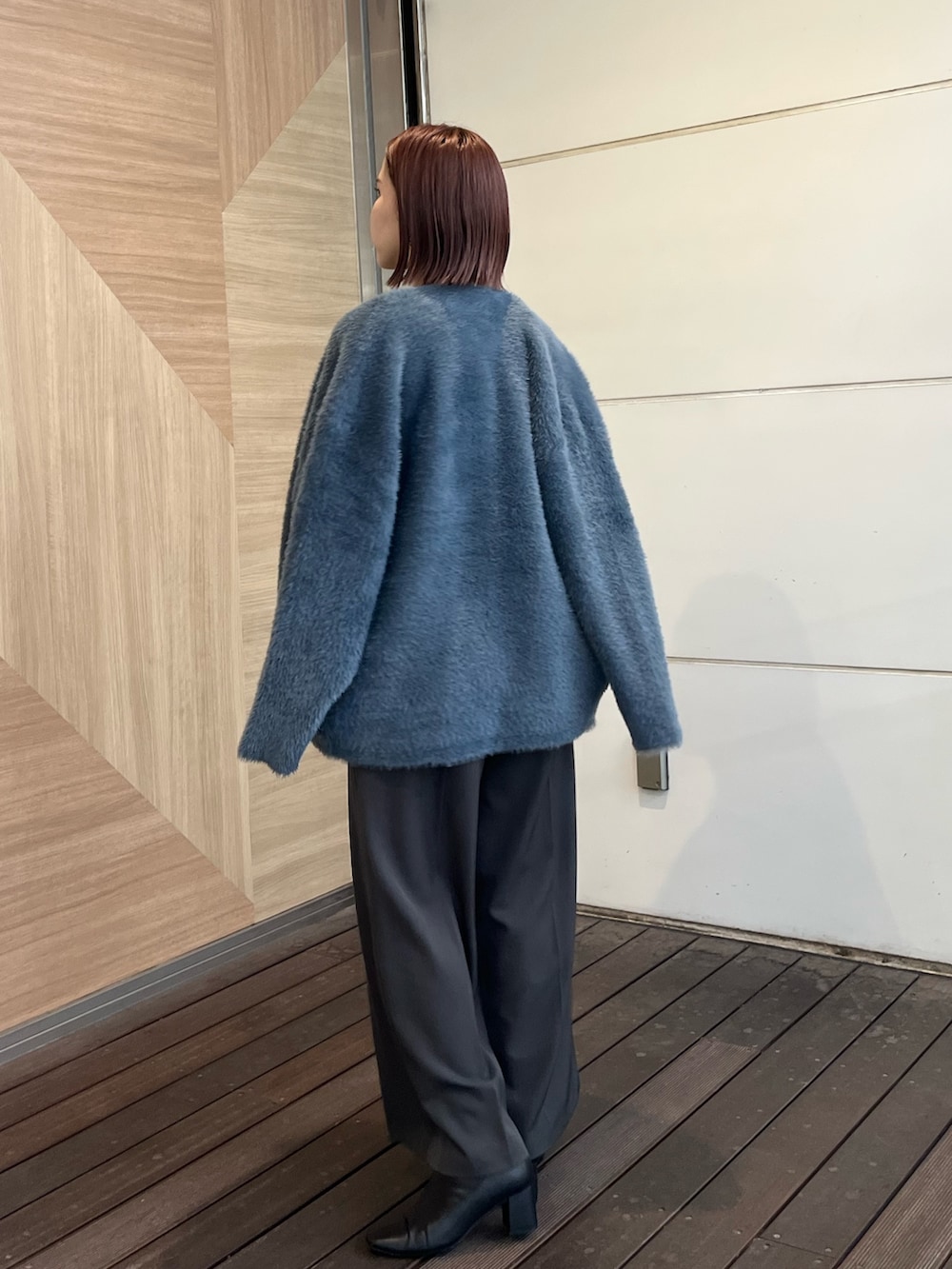 グレー系のカーディガン/ボレロ、グレー系のその他パンツ、ブラック系のニット/セーターを着用したレディースの秋コーディネートの3枚目の写真