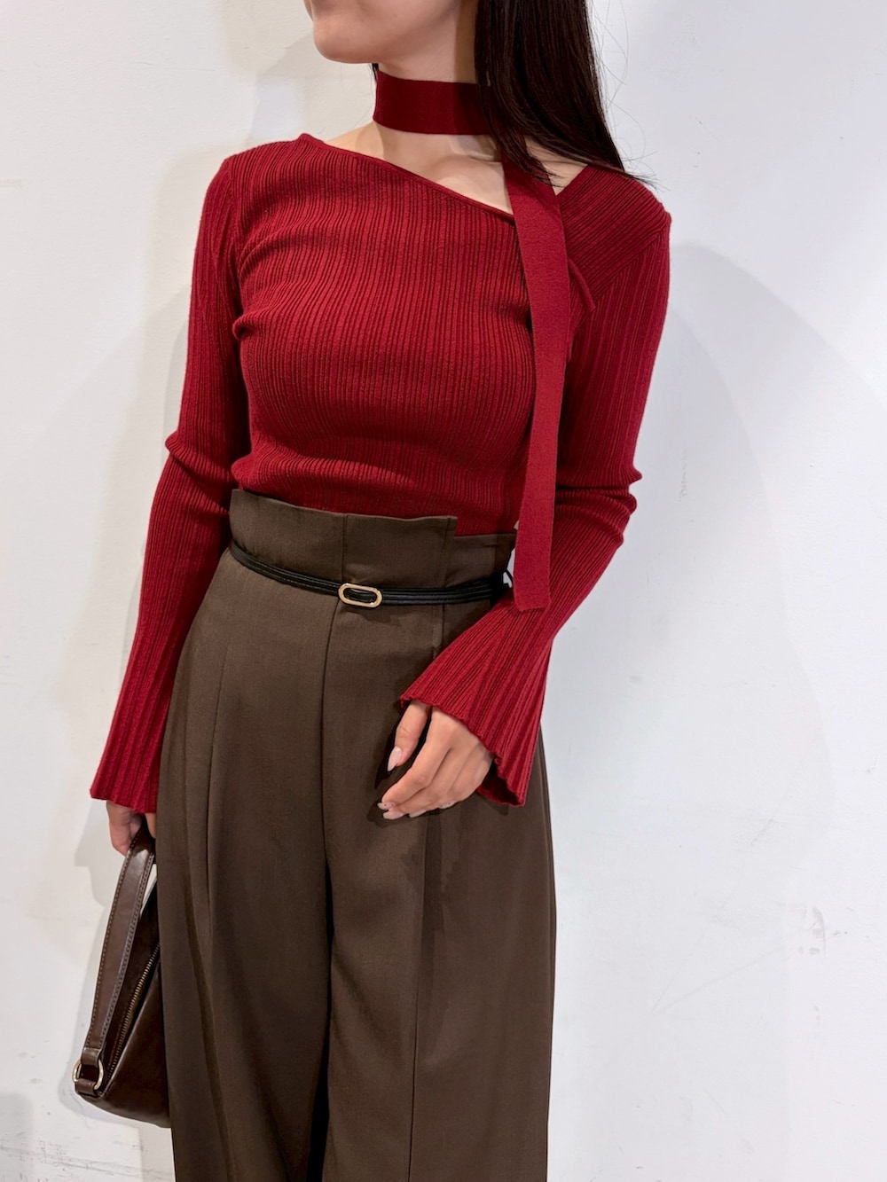 ブラウン系のその他パンツ、ブラック系のブーツ、レッド系のニット/セーターを着用したレディースの夏コーディネートの5枚目の写真