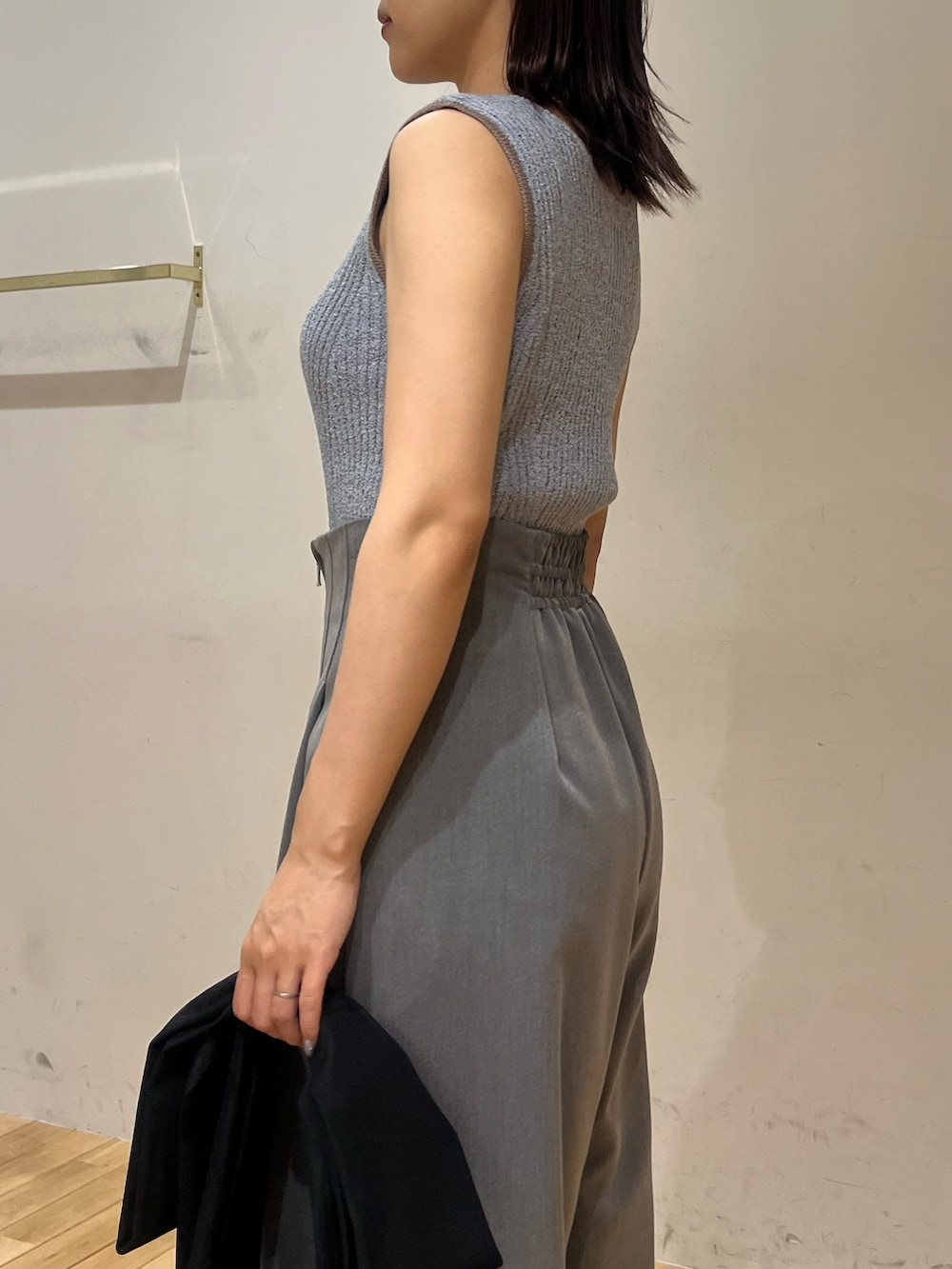 ブルー系のニット/セーター、グレー系のその他パンツ、ブラック系のサンダルを着用したレディースの夏コーディネートの5枚目の写真