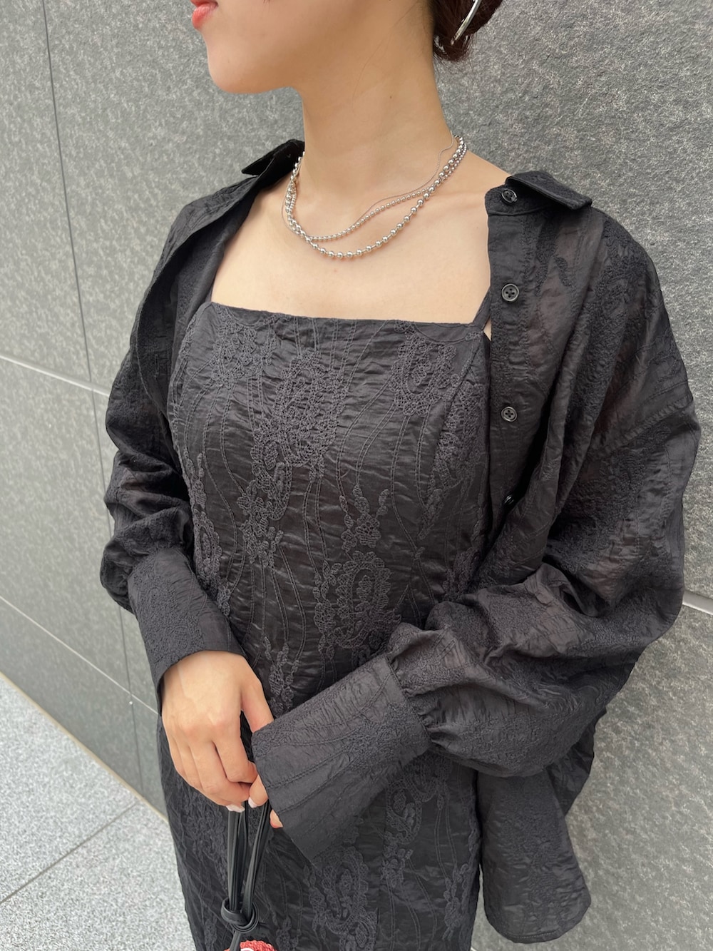 ブラック系のワンピース、ブラック系のシャツ/ブラウス、レッド系のショルダーバッグを着用したレディースの夏コーディネートの7枚目の写真