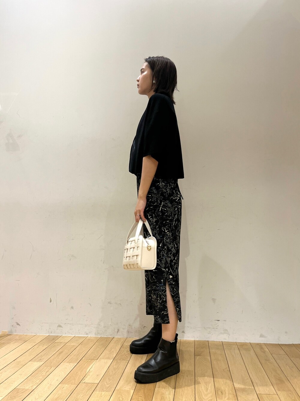 ブラック系のワンピース、その他のサンダル、ホワイト系のショルダーバッグを着用したレディースの夏コーディネートの6枚目の写真