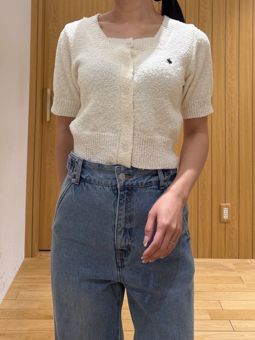 ホワイト系のニット/セーター、ブラウン系のテーラードジャケット、ブルー系のデニムパンツを着用したレディースの春コーディネートの7枚目の写真