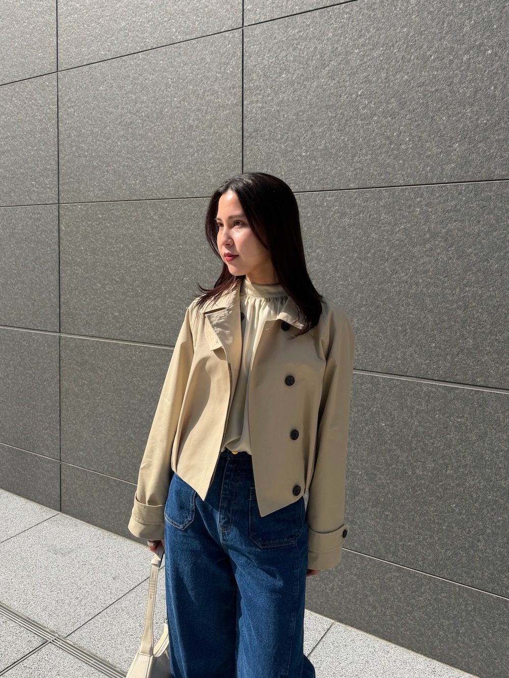 グリーン系のシャツ/ブラウス、ベージュ系のブルゾン、ブルー系のデニムパンツを着用したレディースの春コーディネートの5枚目の写真