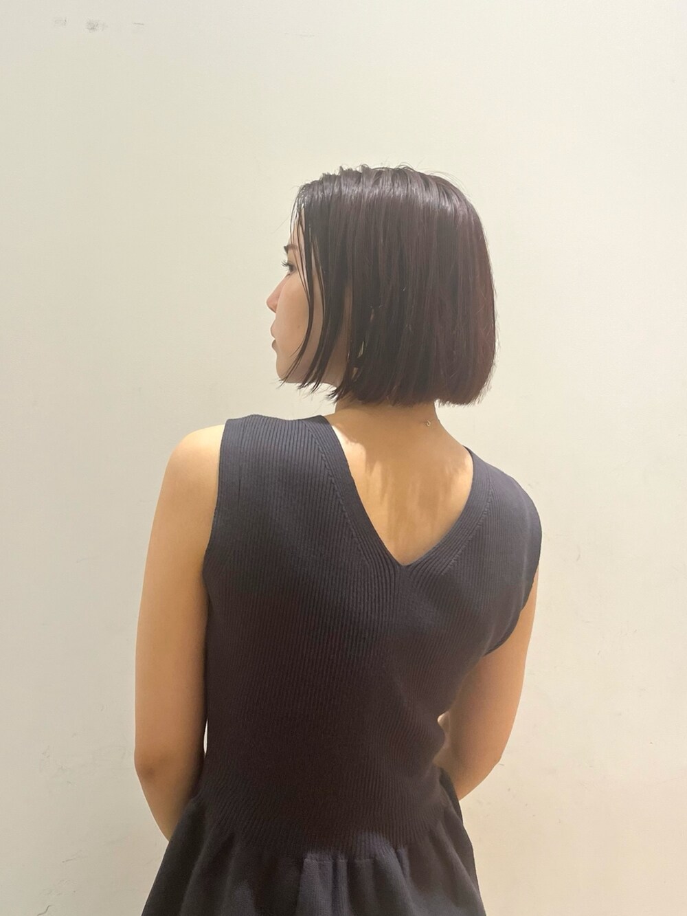 ブルー系のデニムパンツ、パープル系のハンドバッグ、グレー系のニット/セーターを着用したレディースの夏コーディネートの2枚目の写真