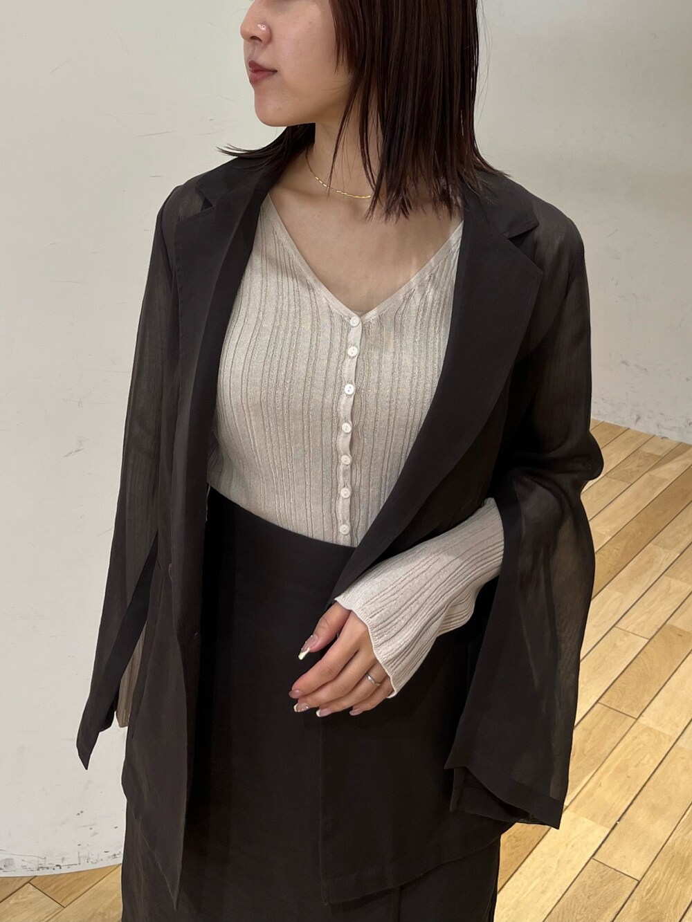 ホワイト系のサンダル、ホワイト系のTシャツ/カットソー、ブラウン系のテーラードジャケットを着用したレディースの春コーディネートの4枚目の写真