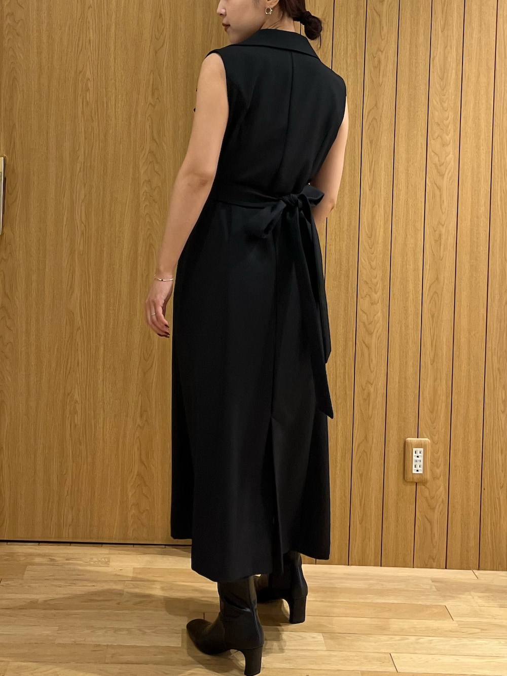 ブラック系のワンピース、ブラック系のブーツを着用したレディースの秋コーディネートの3枚目の写真