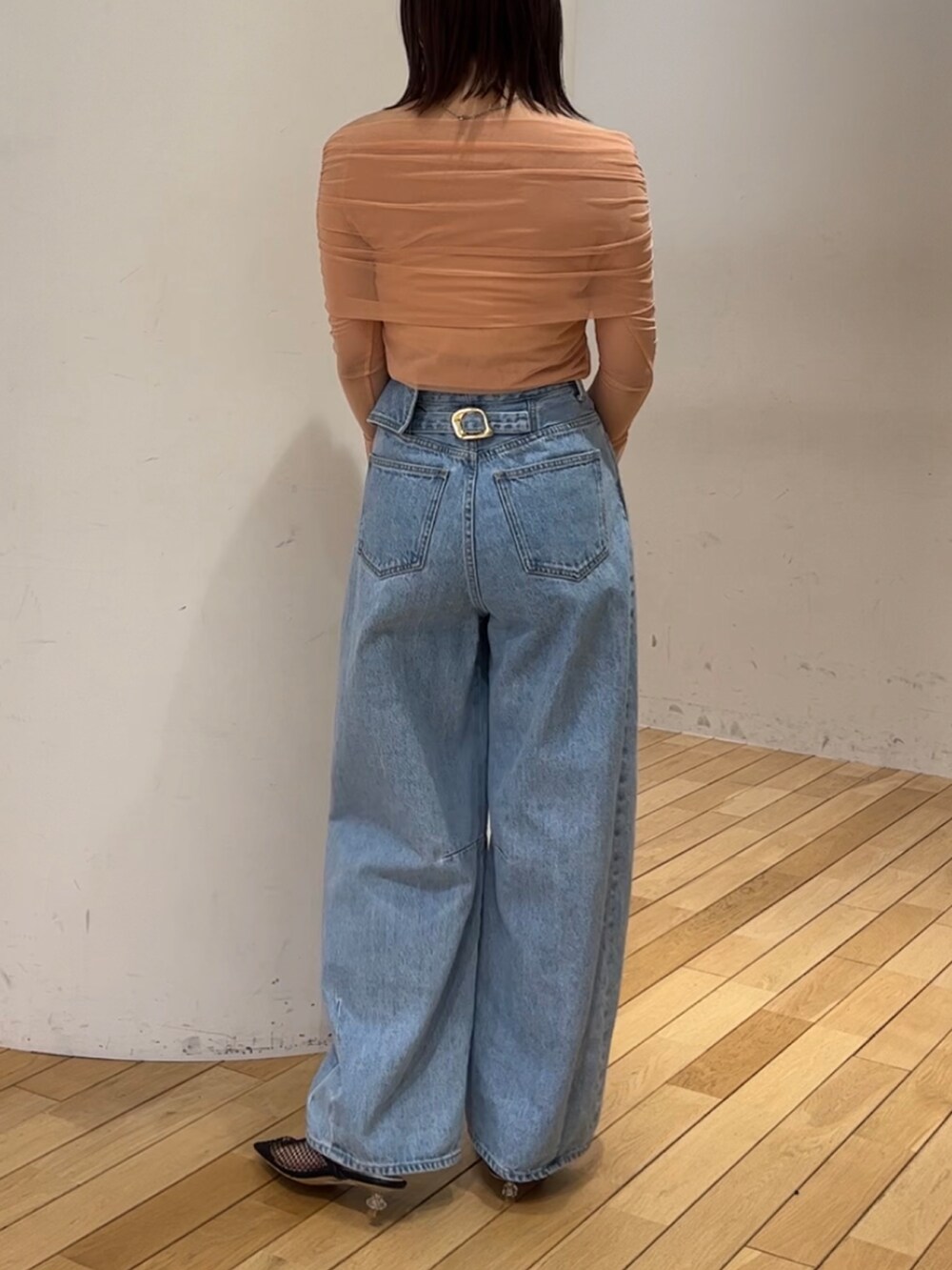 ブラック系のショルダーバッグ、ブラック系のサンダル、ブルー系のデニムパンツを着用したレディースの春コーディネートの3枚目の写真