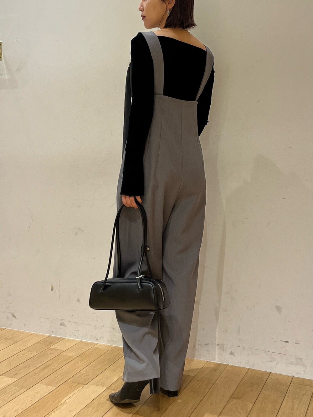 ブラック系のショルダーバッグ、ブラック系のTシャツ/カットソー、グレー系のその他パンツを着用したレディースの秋コーディネートの3枚目の写真