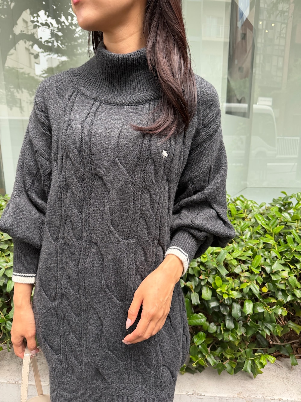 グレー系のワンピース、ブラック系のブーツを着用したレディースの夏コーディネートの5枚目の写真