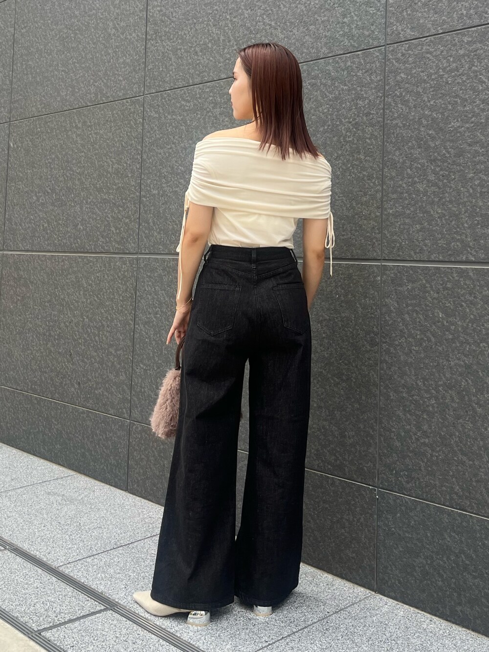 ホワイト系のTシャツ/カットソー、ブラック系のデニムパンツ、ベージュ系のパンプスを着用したレディースの夏コーディネートの3枚目の写真