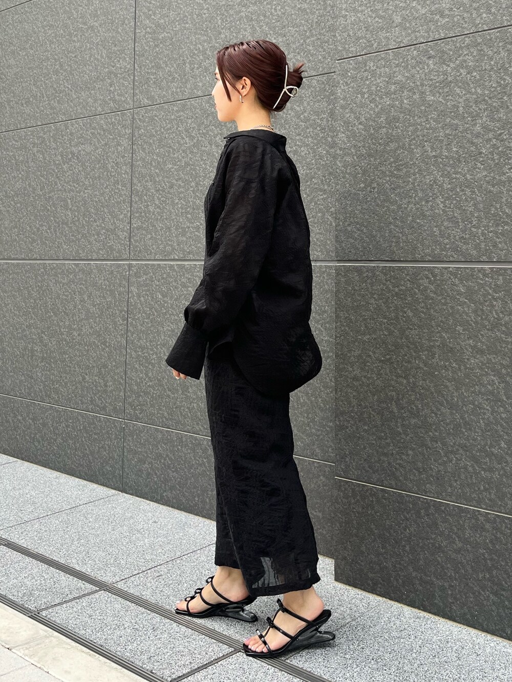 ブラック系のワンピース、ブラック系のシャツ/ブラウス、レッド系のショルダーバッグを着用したレディースの夏コーディネートの2枚目の写真